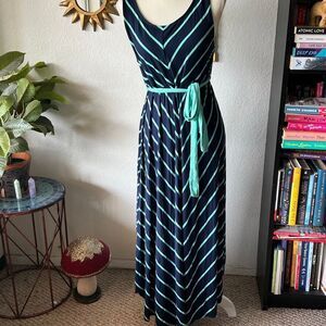 Liz Lange maternity Size large blue striped maternity maxi dress